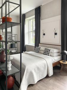 希奥利艾Kamurke - Guest House的卧室配有一张带白色床单和枕头的大床。