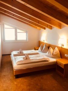 上陶恩alpsrental Apartments Freja Obertauern的一间卧室设有两张床和窗户。