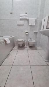 ColletortoPEDA Hotel Ristorante Pizzeria的白色的浴室设有卫生间和水槽。