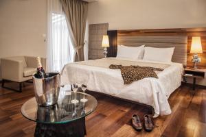 古晋拉内精品套房酒店的酒店客房配有一张床铺和一张桌子。