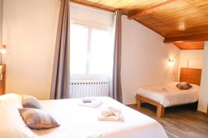若西耶无忧酒店的一间卧室设有两张床和窗户。