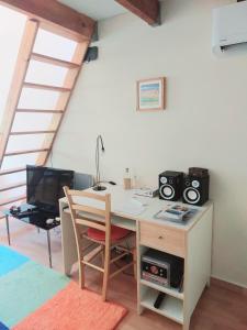 马赛Cosy Studio en résidence privée的客房设有书桌、电脑和电视。