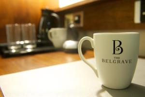 伦敦贝尔格拉维酒店的一杯白咖啡杯,上面写着字母b