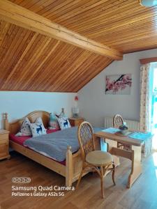 诺维胡特Pokoje v šumavském domě的一间卧室设有一张床和木制天花板