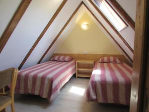 博维茨Glamping Narnia的阁楼间 - 带两张床和窗户
