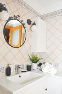 卡瓦德蒂雷尼Come a casa的一间带水槽和镜子的浴室