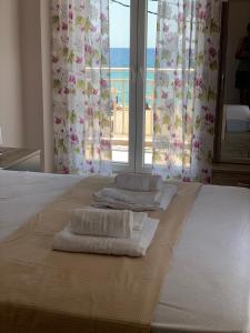 "Breeze" 1BR Welcome Stay Holidays Private Apartment Chalkidiki - Front to the sea客房内的一张或多张床位