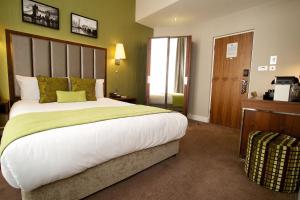 伦敦贝尔格拉维酒店的一间设有大床和窗户的酒店客房