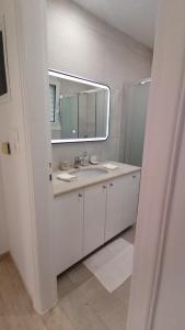 波多河丽Casa para ti Villa的白色的浴室设有水槽和镜子