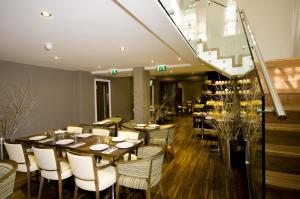伦敦贝尔格拉维酒店的一间带长桌和椅子的餐厅