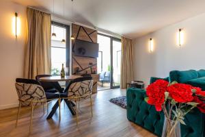 扎达尔Mrak Zadar Exclusive的客厅配有绿色沙发和桌子