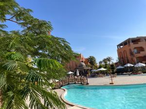 马萨阿拉姆Dream Lagoon Resort & Aqua Park的棕榈树度假村的游泳池