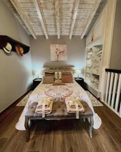 里瓦德塞利亚La Vierta Casa Rural Agroturismo的一间卧室,卧室内配有一张大床