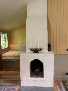 赛夫勒Linhagen Gård的一间设有壁炉的房间,上面有蜡烛