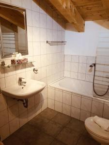 上陶恩alpsrental Apartments Freja Obertauern的浴室配有盥洗盆和浴缸。