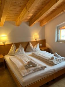 上陶恩alpsrental Apartments Freja Obertauern的一张位于房间的床,上面有两个枕头