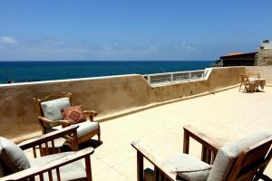 阿卡恩萨尔科里托管宾馆的阳台配有椅子,享有海景。