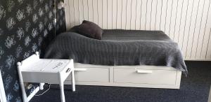 ÄppelboRum på Näset 42 i Äppelbo Vansbro的卧室配有一张带白色床架和桌子的床