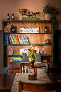 维德米内Dawna Apteka Old Pharmacy的书架前的桌椅