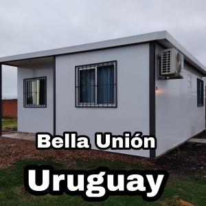 Bella UniónLa casita Bella Unión的白色的房子,上面标有好斗的结合物