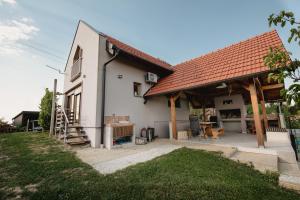GrabrovnikKuća za odmor Vlahek的白色房子,有红色屋顶