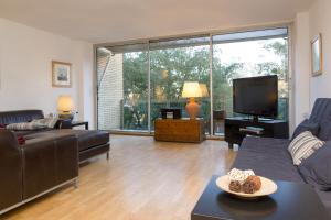 巴塞罗那维拉奥里皮卡天际线公寓的带沙发和电视的客厅