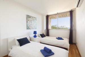 巴塞罗那维拉奥里皮卡天际线公寓的带窗户的客房内的两张床