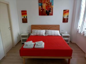 佛罗伦萨Affittacamere Il Chiostrino Guest House的一间卧室配有红色的床,上面有两双鞋