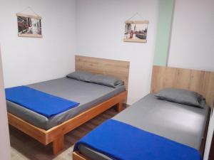 圣罗莎德卡瓦尔Apartamento Nómadas的蓝色床单间内的两张单人床
