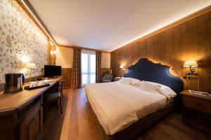 库马约尔格兰白塔疗养酒店的酒店客房设有一张大床和一张书桌。