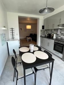 布鲁塞尔Apartment - Place Jourdan & EU institutions的厨房以及带桌椅的用餐室。