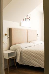 尼格兰Hostal montevideo的卧室配有白色的床和窗户。