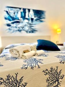 卡拉赛达卡拉迪西塔酒店的床上配有毛巾和枕头