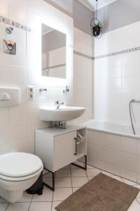 开姆尼茨Kaßberg - Studio mit Balkon, Netlfix und Wifi的白色的浴室设有水槽和卫生间。