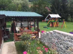 Cottage Ravna Rijeka的儿童游玩区