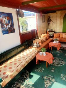 突尼斯Dar kenza Tunis的客厅配有沙发和桌子