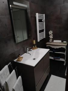 查韦斯Casa Valadim的一间带水槽和镜子的浴室