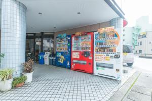 金泽Tabist Business Hotel R Side Kanazawa的街上有2台自动售货机的商店
