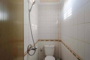 乌布Banana Home Stay Ubud的一间带卫生间和淋浴的小浴室