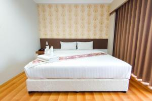 合艾Perfectroom Mansion的卧室设有一张白色大床和一扇窗户。