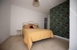 格罗韦Casa Viturna的一间卧室配有一张黄色毯子床