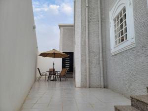 ‘Aryamدور فخم ومتكامل بالقرب من عسير مول的庭院内桌椅和遮阳伞