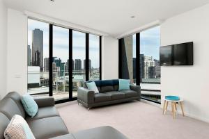 墨尔本墨尔本海滨公寓式酒店的带沙发和平面电视的客厅