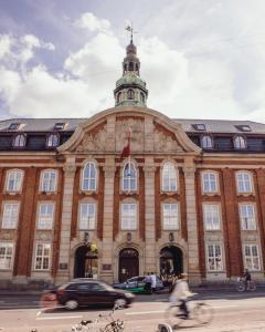哥本哈根Villa Copenhagen的一座大型砖砌建筑,上面有十字架