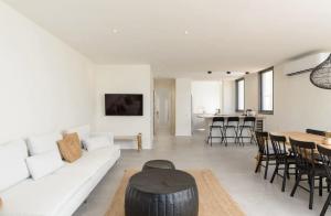 Stylish & Spacious 3 bedroom apartment by the Sea的休息区