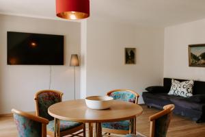 杜尔巴赫林德杜尔巴赫酒店的客厅配有桌椅和沙发