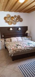 佐洛卡罗斯Rózsa Apartman Zalakaros的卧室配有一张挂在墙上的带板子的床