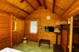 巴加普里莫波特拉维尔德度假酒店的木房间配有电视和桌子