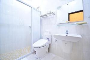 美浓望峰息心民宿的浴室配有卫生间、盥洗盆和淋浴。