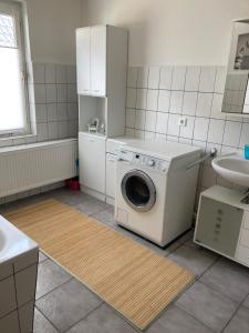 施特拉尔松德Ferienhaus Stralsundia的厨房配有洗衣机和水槽